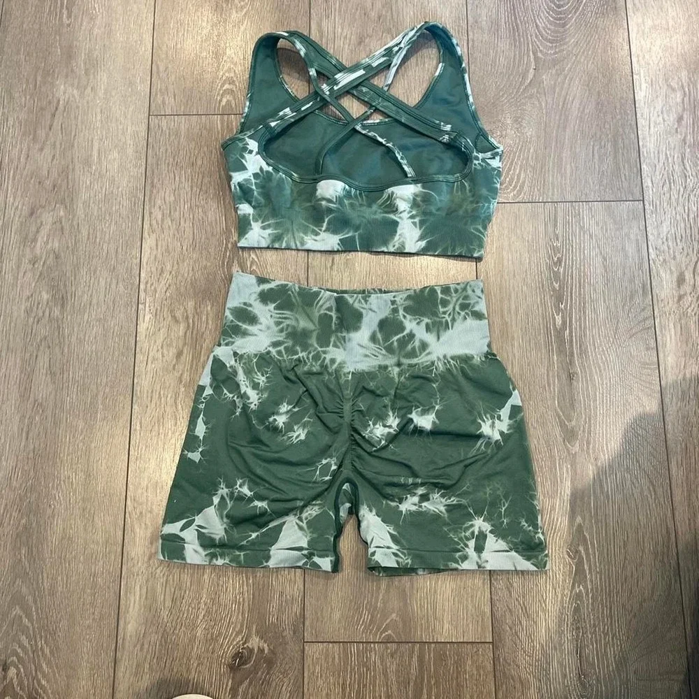 Green Tie Dye Seamless Workout Set Scrunch Butt Shorts & Cross Back Bra Medium
